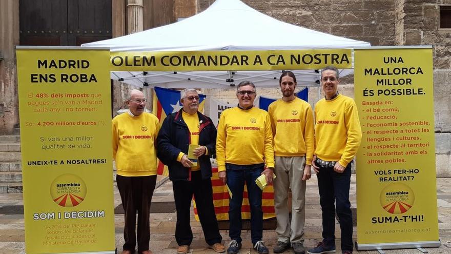 La mesa de la ASM en la calle de Sant Miquel, antes de la orden policial de desmontarla.