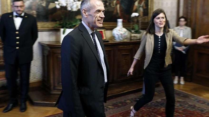 Cottarelli acude a su reunión de ayer con la presidenta del Senado, tras recibir el encargo de Mattarella. // Efe