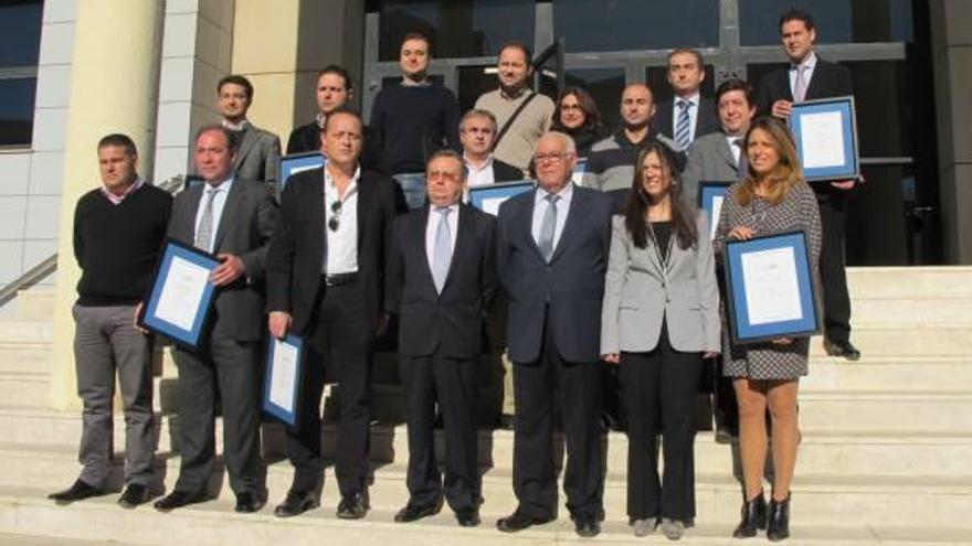 Los representantes de las empresas certificadas junto a Isidro Zarzoso.