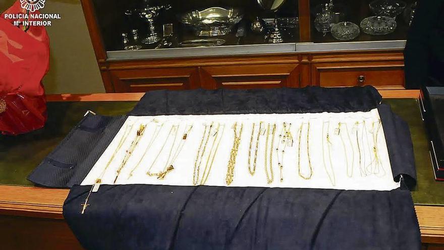 Una manta de joyas similar a la que hurtaron en Ourense los ladrones en busca y captura. // FdV
