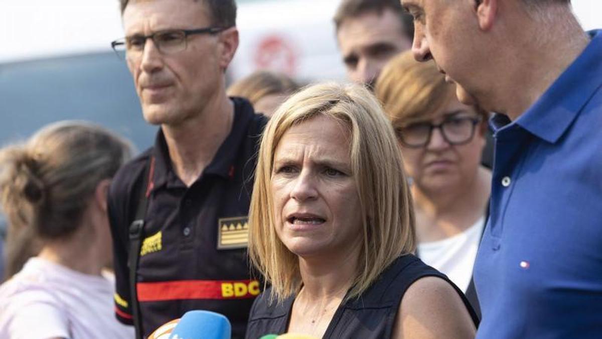 La delegada del Gobierno en la Comunitat, Pilar Bernabé, el conseller Juan Carlos Valderrama, la subdelegada del Gobierno en Castellón, Antonia García Valls, y el responsable de bomberos del Consorcio Provincial.