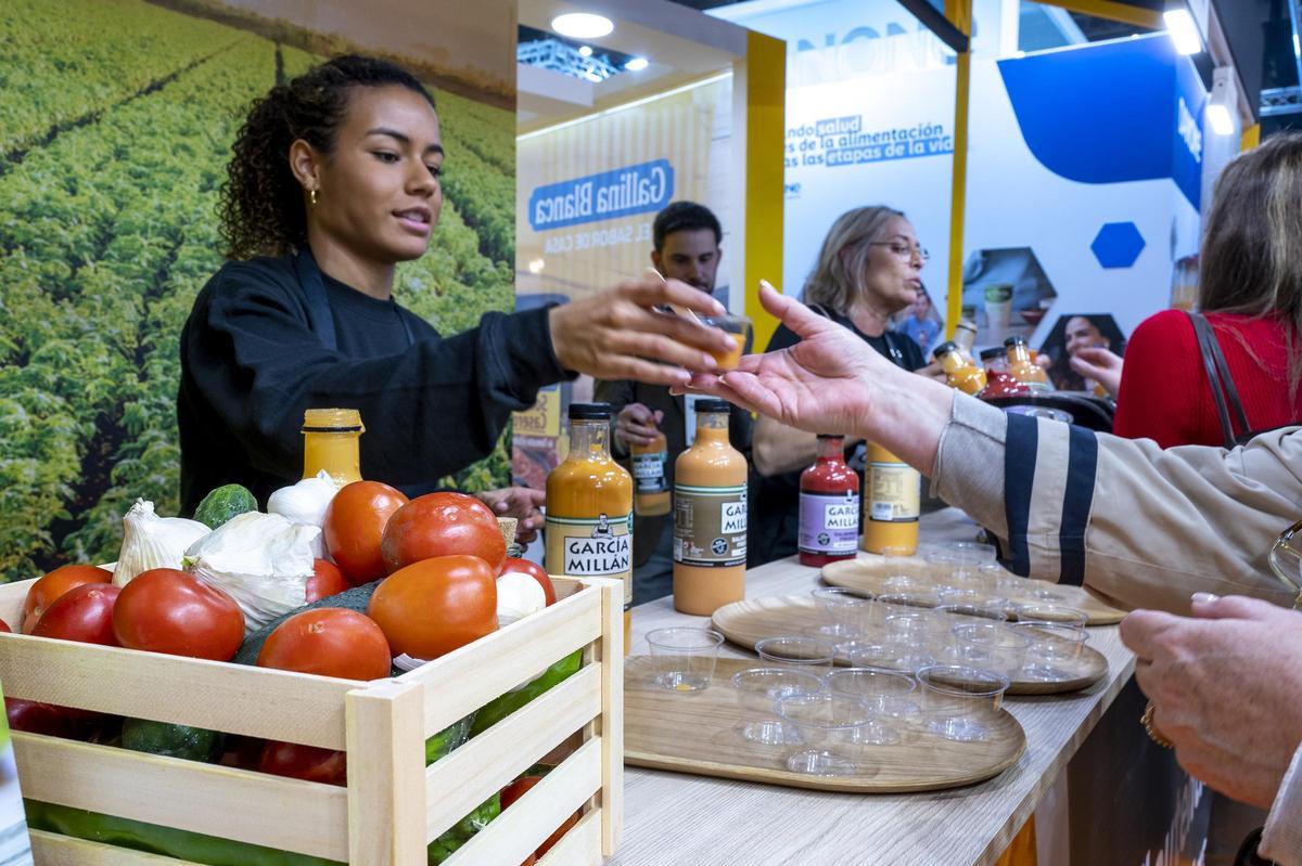 Degustación de los nuevos salmorejos de la marca García Millán en su stand en el salón Alimentaria 2024.