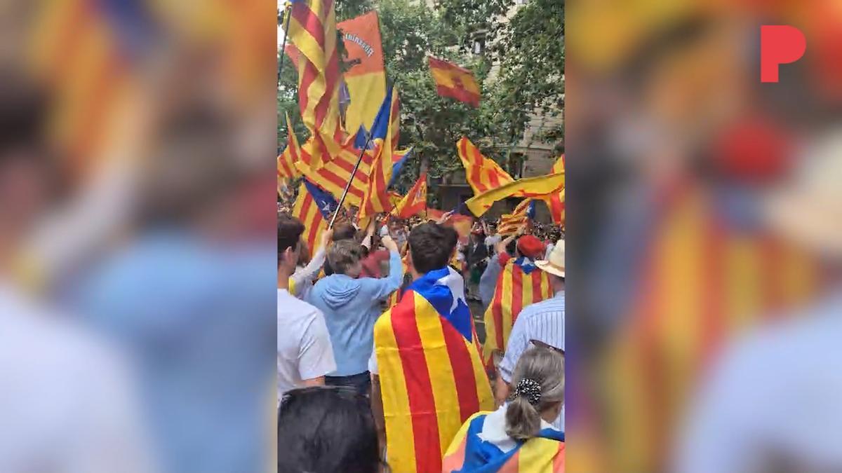 A PIE DE CALLE|  En la esquina de Rosselló con Sardenya, grupos de independentistas y españolistas se enfrentan a gritos. Gritos de Independencia yFuera fascistas de nuestros barrios contra Viva España