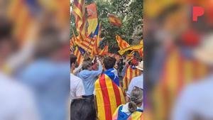 A PIE DE CALLE|  En la esquina de Rosselló con Sardenya, grupos de independentistas y españolistas se enfrentan a gritos. Gritos de Independencia yFuera fascistas de nuestros barrios contra Viva España