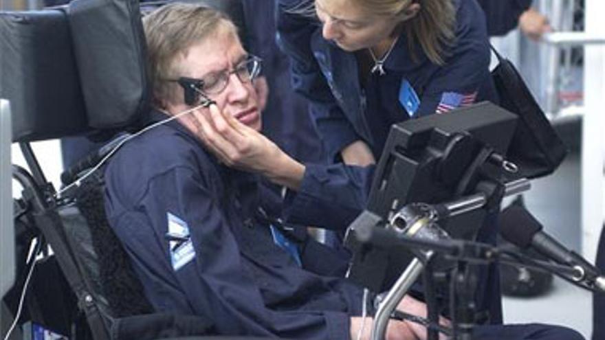 Hawking cree &quot;maravilloso&quot; experimentar la ingravidez