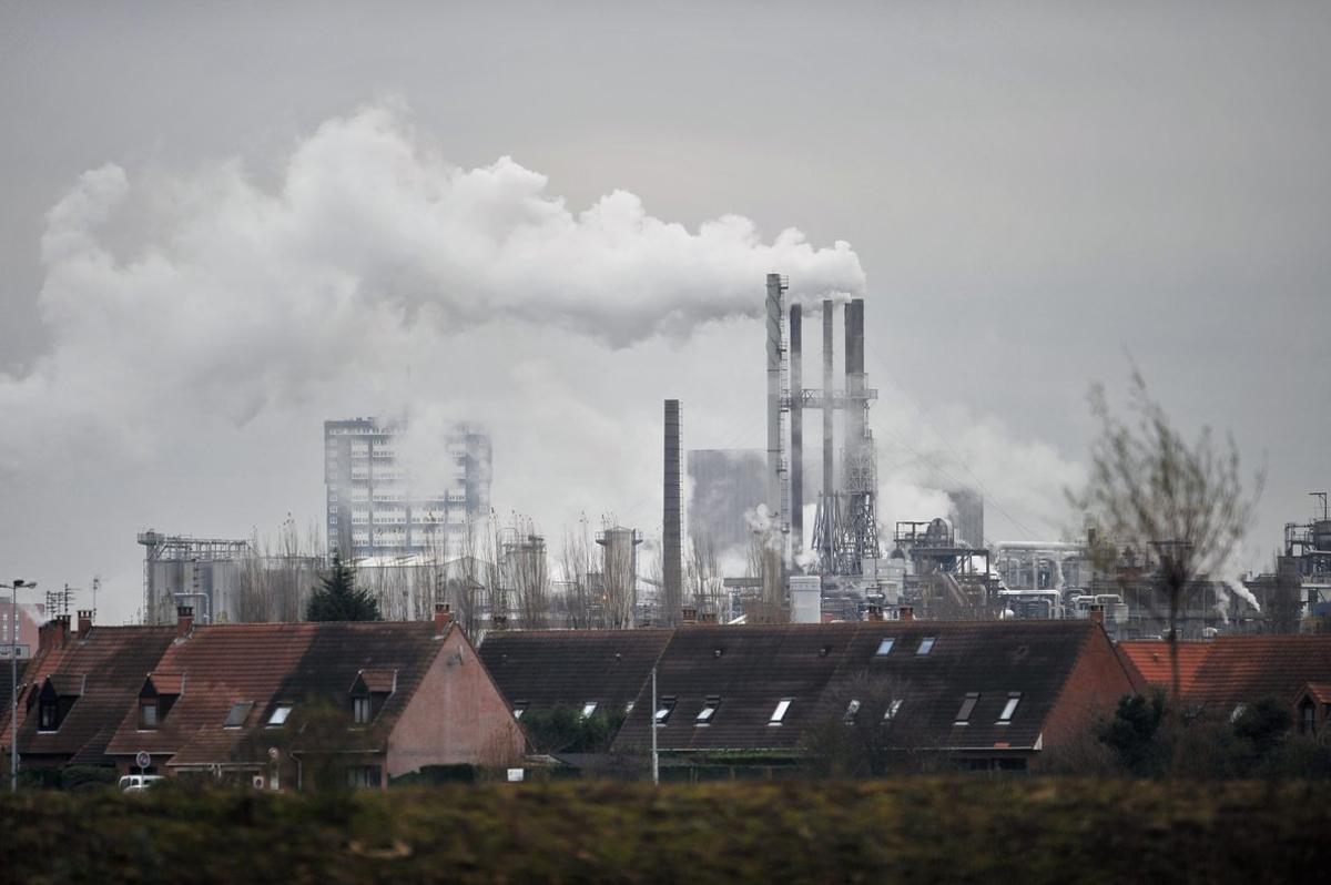 TO GO WITH AFP STORY- This file photo taken on November 30  2009 shows smoke billowing from the chimneys of a food industry factory in Santes near Lille  northern France  Emissions of fossil-fuel gases that stoke climate change edged back less than hoped in 2009 as falls in advanced economies were largely outweighed by rises in China and India  scientists said on November 21  2010  Annual emissions of carbon dioxide  CO2  from the burning of oil  gas and coal were 30 8 billion tonnes  a retreat of only 1 3 percent in 2009 compared with 2008  a record year  they said in a letter to the journal Nature Geoscience  AFP PHOTO PHILIPPE HUGUEN