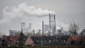 TO GO WITH AFP STORY- This file photo taken on November 30  2009 shows smoke billowing from the chimneys of a food industry factory in Santes near Lille  northern France  Emissions of fossil-fuel gases that stoke climate change edged back less than hoped in 2009 as falls in advanced economies were largely outweighed by rises in China and India  scientists said on November 21  2010  Annual emissions of carbon dioxide  CO2  from the burning of oil  gas and coal were 30 8 billion tonnes  a retreat of only 1 3 percent in 2009 compared with 2008  a record year  they said in a letter to the journal Nature Geoscience  AFP PHOTO PHILIPPE HUGUEN