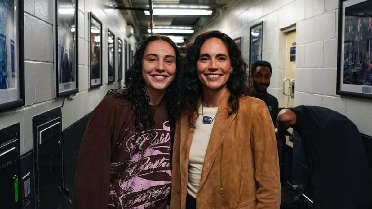 Carla Leite y Sue Bird posan tras el partido.