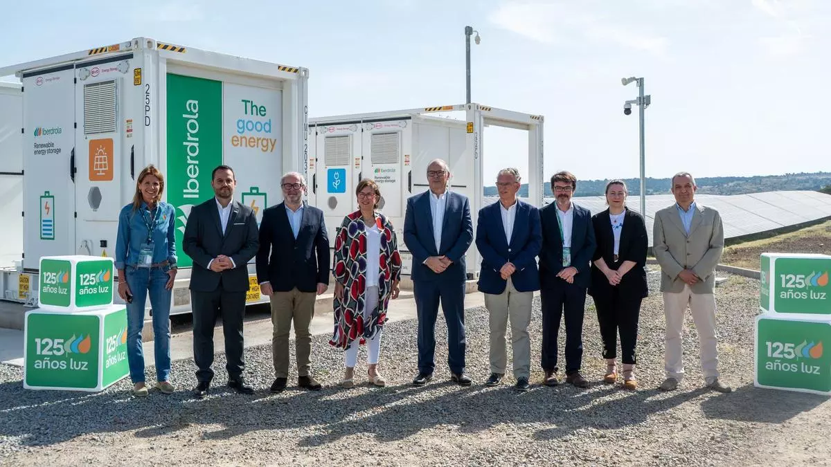 Iberdrola inaugura en la planta solar Campo Arañuelo la mayor batería de almacenamiento energético de España