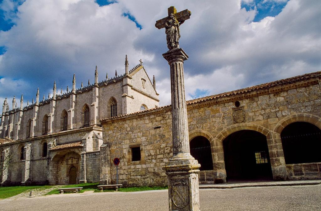 La cartuja de Miraflores, a unos tres kilómetros del centro de Burgos, es otra joya del arte gótico final.