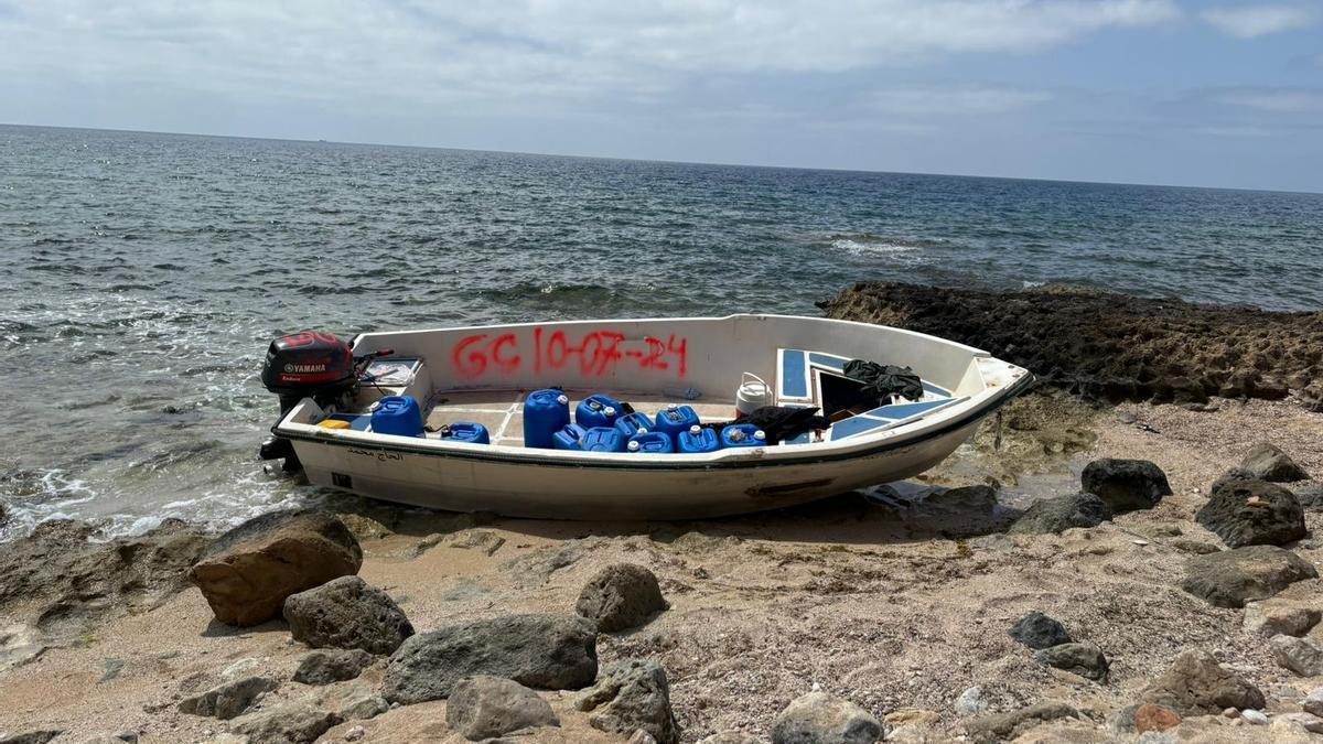 Una patera en la costa de Formentera.