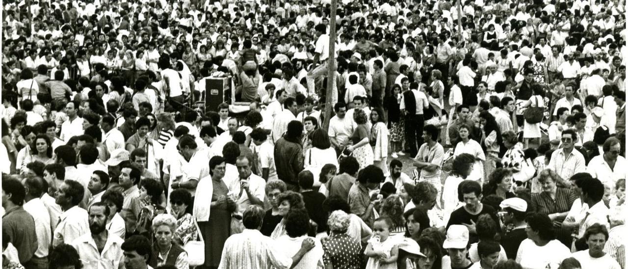 Asistentes al prau de la romería del 8 de septiembre en la cuesta de Los Campos, donde actuó Franco Battiato, con motivo del Día de Asturias de 1987.