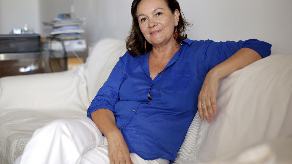 MADRID. 24.08.2016. MAS DOMINGO. Clara Sánchez, escritora, en su casa. FOTO: JOSÉ LUIS ROCA