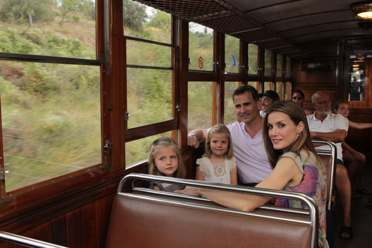 La excursión de la familia real en el tren turístico que une Palma de Mallorca con el Puerto de Sóller, en agosto de 2012