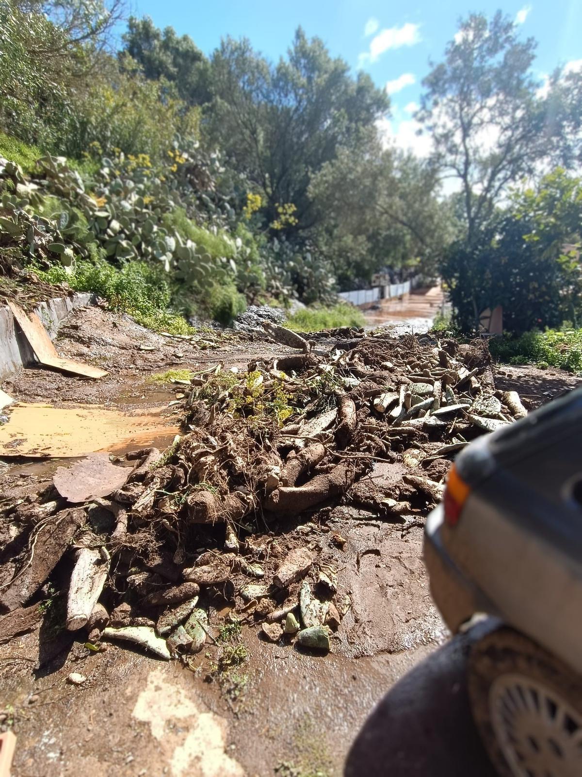 Restos del desprendimiento de la ladera en Pino Santo bajo.