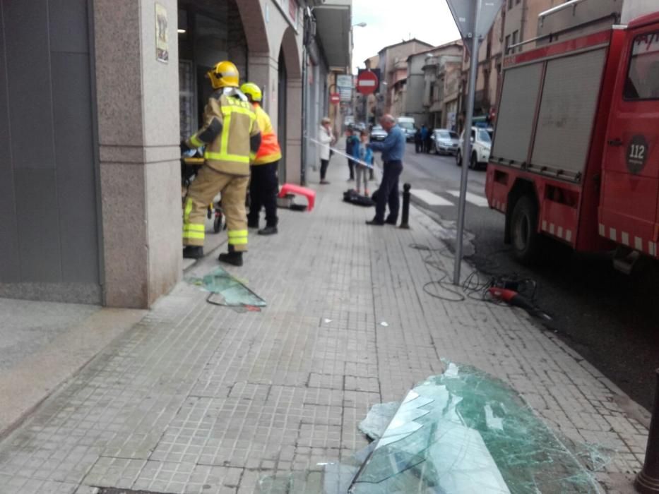 Un cotxe s'encasta contra una botiga a Berga