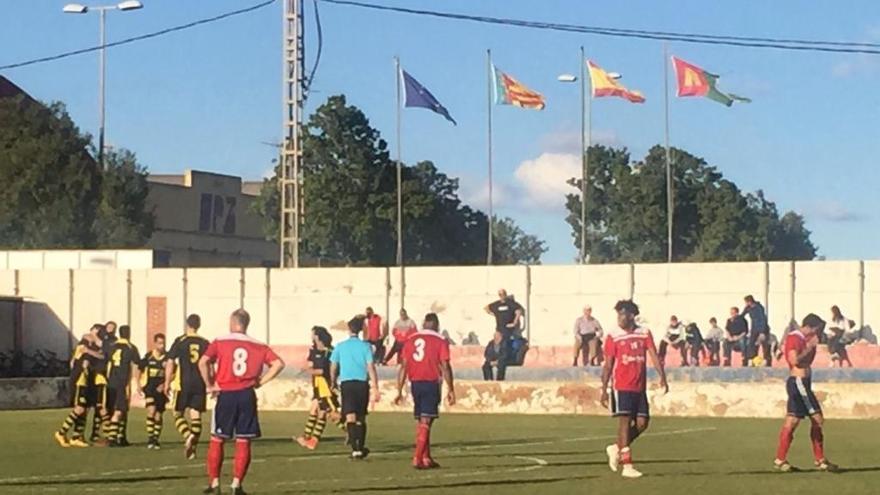 Los jugadores del Petrelense celebran el primer gol en Horadada.