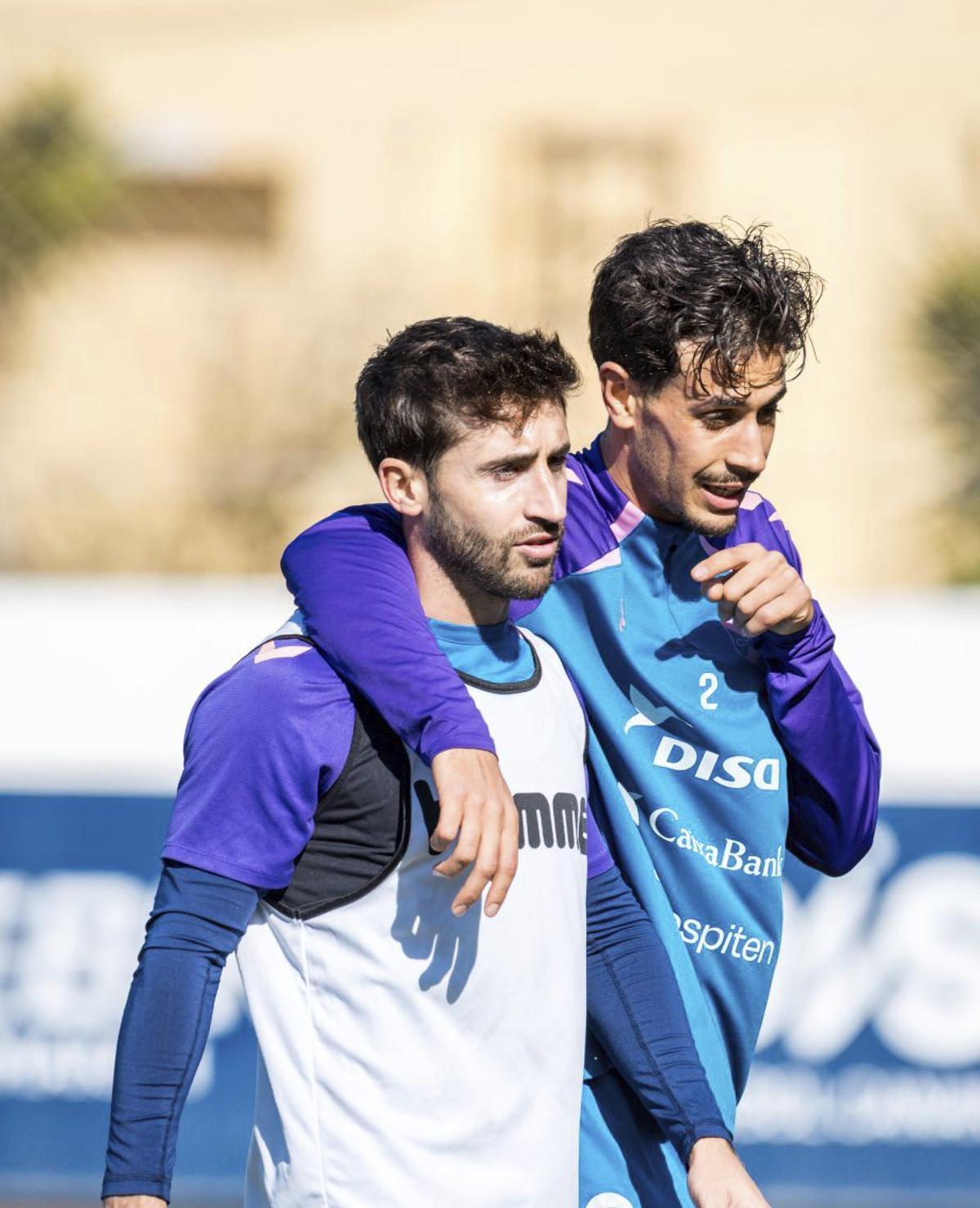 David abraza a Nacho Gil durante la sesión del pasado domingo.