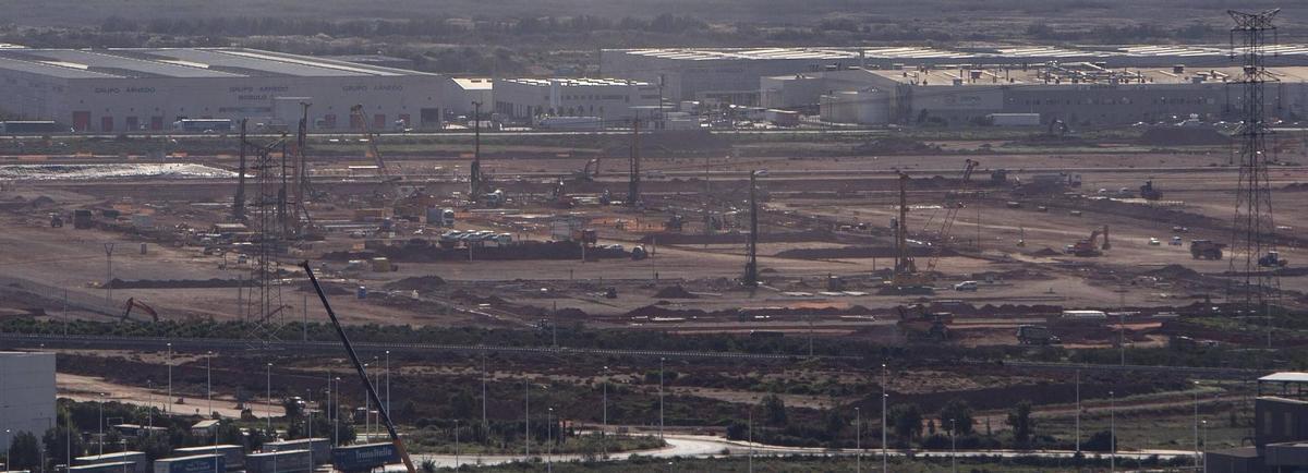 Trabajo de cimentación profunda de los edificios principales de la gigafactoría de VW en Parc Sagunt.