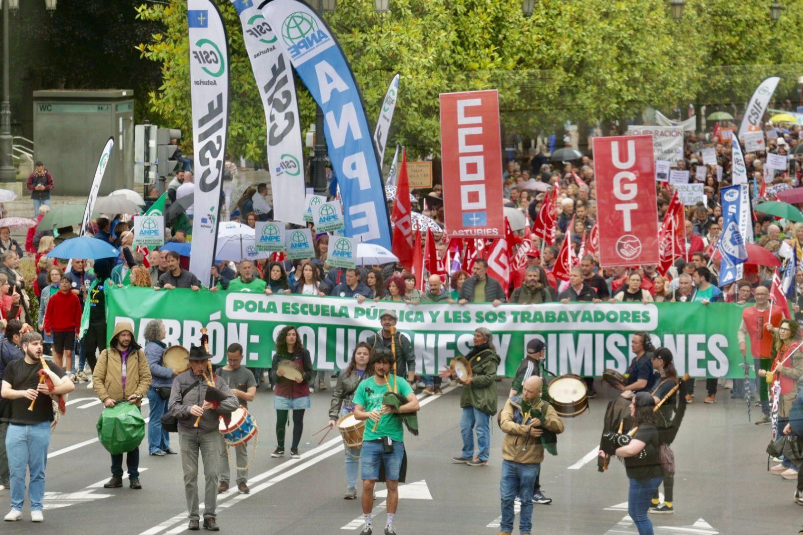 EN IMÁGENES: Así fue la gran manifestación de profesores por la enseñanza pública asturiana