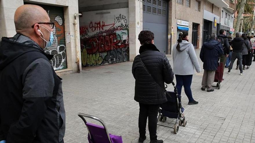 Colas en un supermercado de la calle de Pujades de Barcelona.