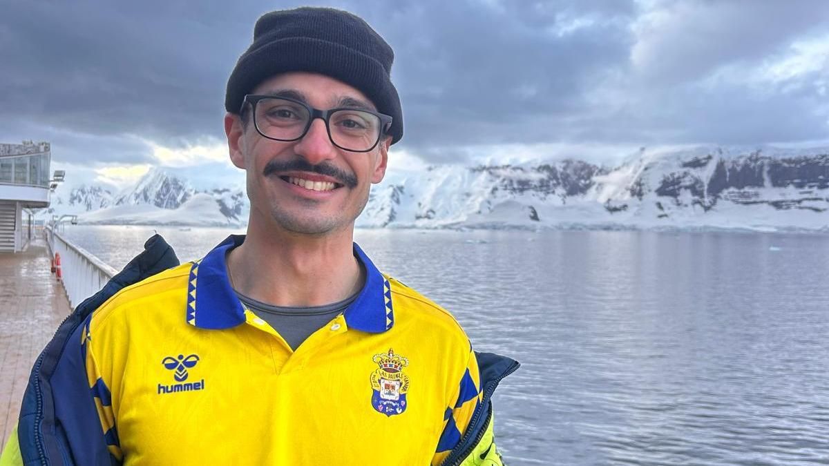 El canario Jorge Moreno en la Antártida con la camiseta de la UD Las Palmas.