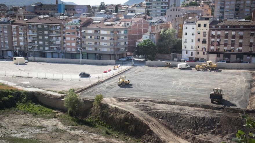 Al solar que queda a la dreta de la imatge, màquines adequant-lo per poder aparcar-hi durant les obres.