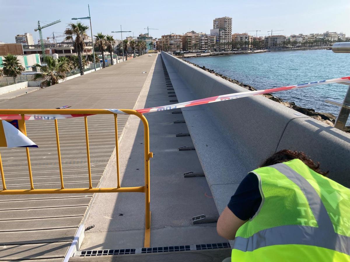 Nuevo banco corrido de hormigón y tarima de madera tecnológica en el paseo del Dique de Levante de Torrevieja
