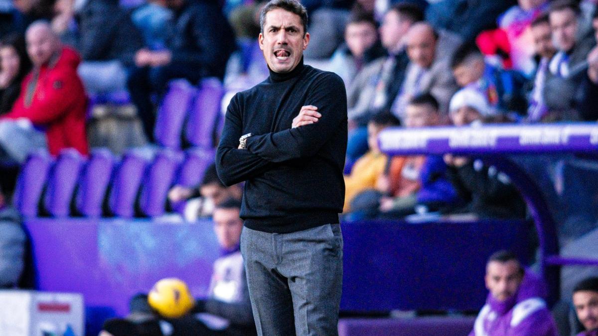 Velázquez durante la derrota del Real Zaragoza ante el Valladolid en Zorrilla.