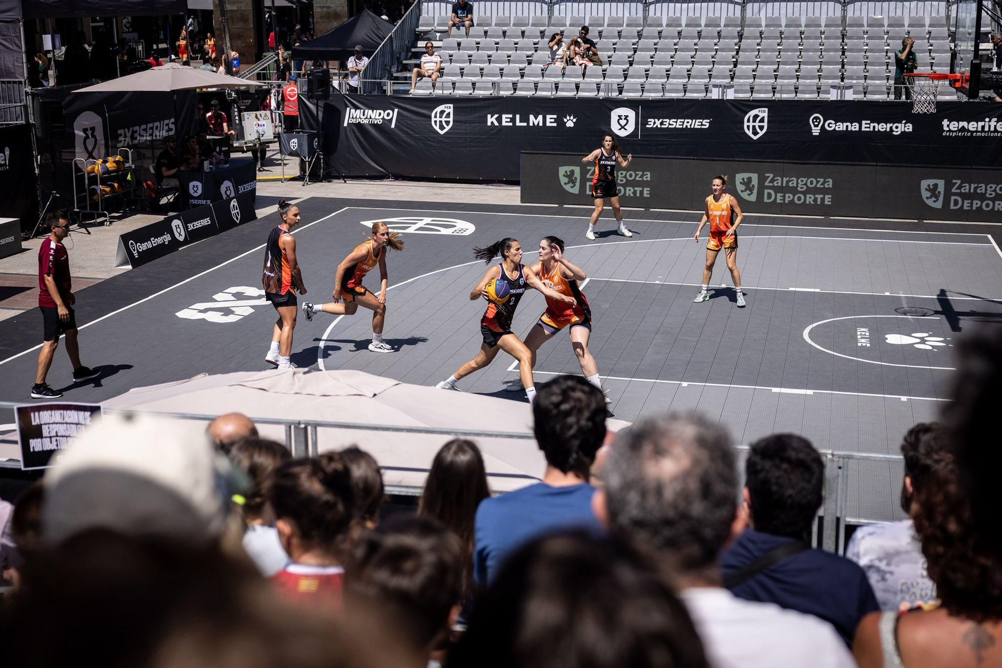 En imágenes | La Plaza del Pilar respira baloncesto con el 3x3