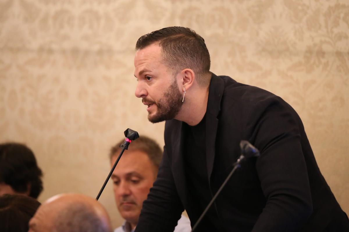 El edil de Compromís, Rafa Mas, durante su defensa de la moción de Tabarca