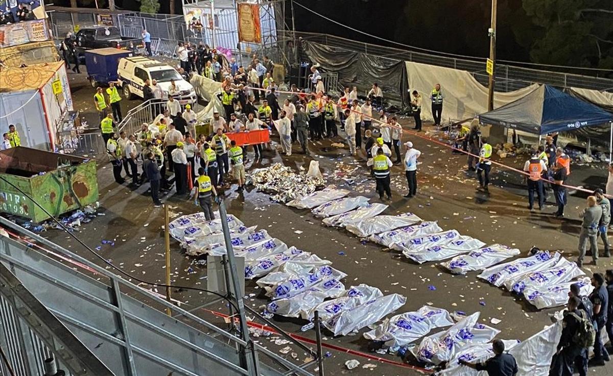 Los cuerpos de las víctimas, rodeados de los sanitarios y fuerzas de seguridad que han trabajado en la escena de los hechos.