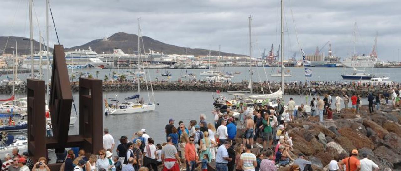 Foto de archivo de una de las salidas de la competición ARC con el público aglomerado sobre el espigón donde el Puerto hará una pasarela. | | JUAN CASTRO