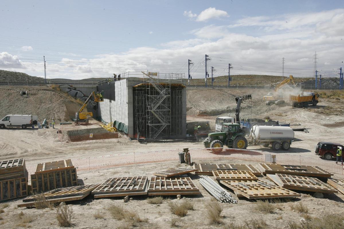 La empresa Vías y Construcciones fue la adjudicataria del primer contrato de obras de la segunda estación.