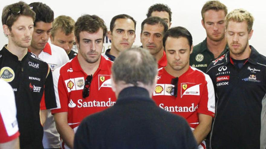 Los pilotos, durante el minuto de silencio