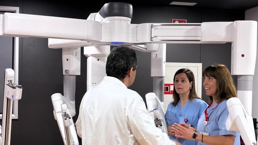 El Hospital del Vinalopó en Elche adquiere un robot quirúrgico de última generación y Crevillent invierte en suelo para el segundo centro de salud