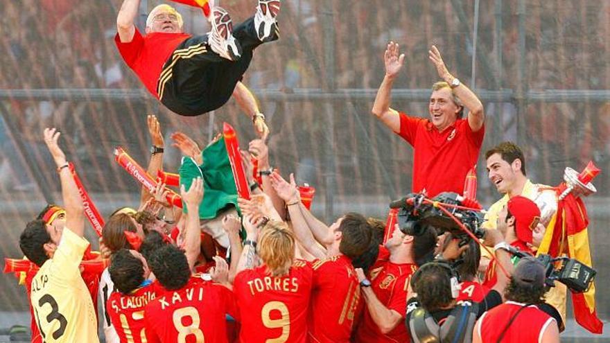 Los jugadores de la selección mantean a Luis Aragonés, en la plaza de Colón de Madrid, ante miles de aficionados.