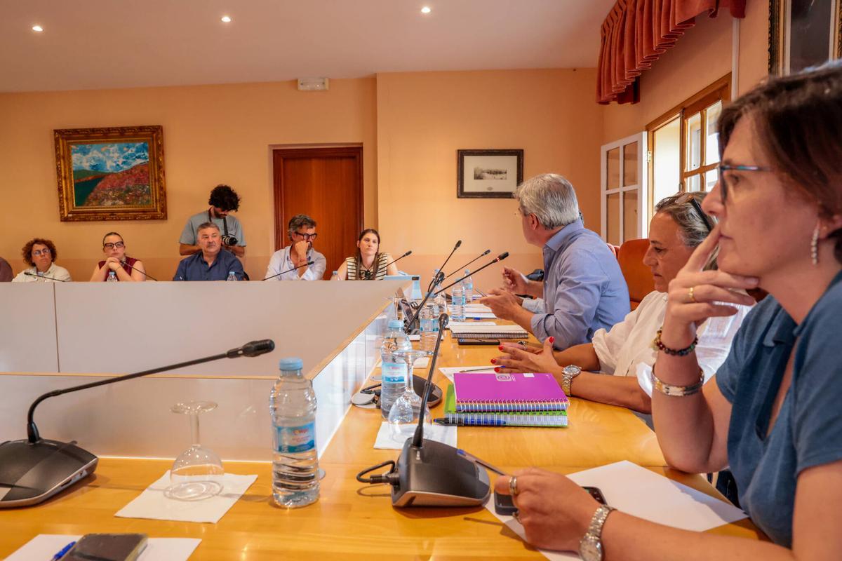 Miembros del Gobierno, PP y EU.