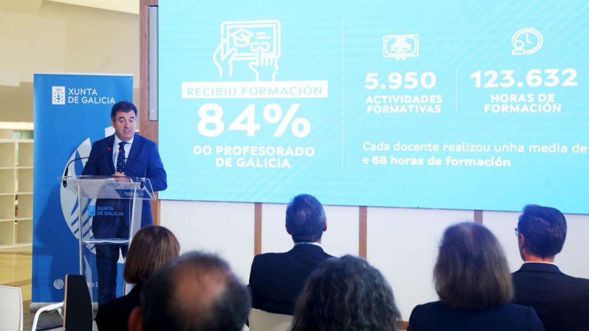 El conselleiro de Educación, Román Rodríguez, en la presentación del plan de formación.