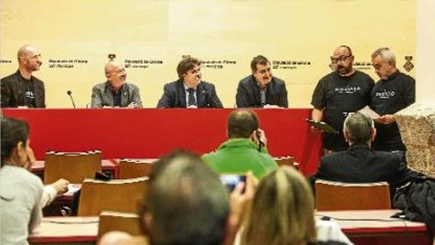 Carles Xuriguera i Rafel Faixedas llegeixen el manifest davant Xavi Amat, Joan Martí, Pere Vila i Josep Roca.