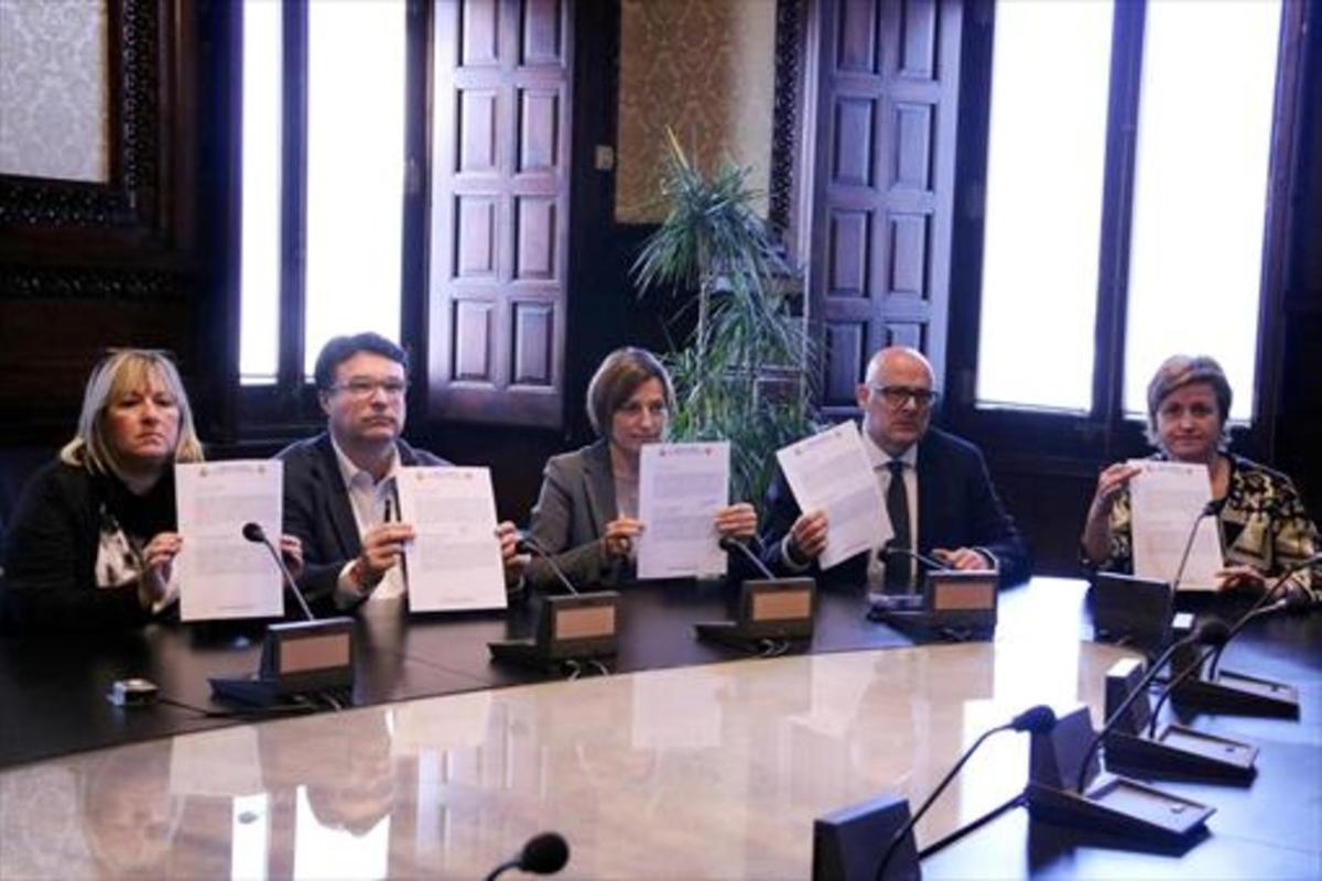 APERCIBIDOS Los miembros de la Mesa del Parlament, con el aviso del TC.
