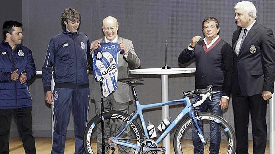 Veloso (2º por la izda.), ayer con los dirigentes del FC Porto.