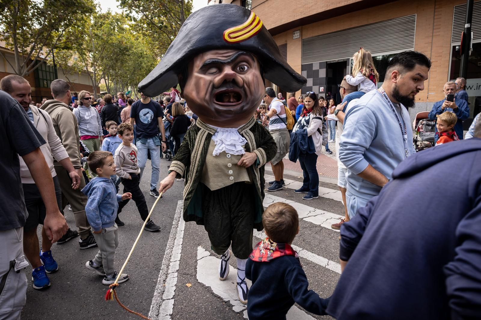 En imágenes | Los Gigantes y cabezudos invaden el barrio de La Jota