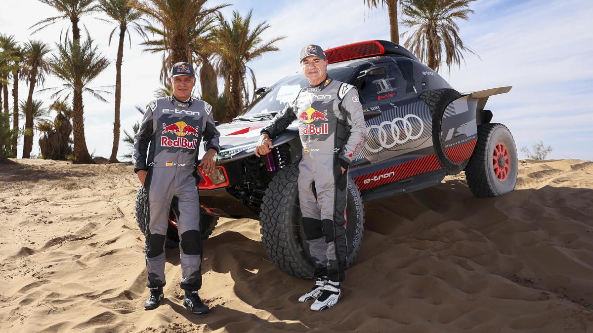 Lucas Cruz y Carlos Sáinz, junto al prototipo Audi RS Q e-Tron.