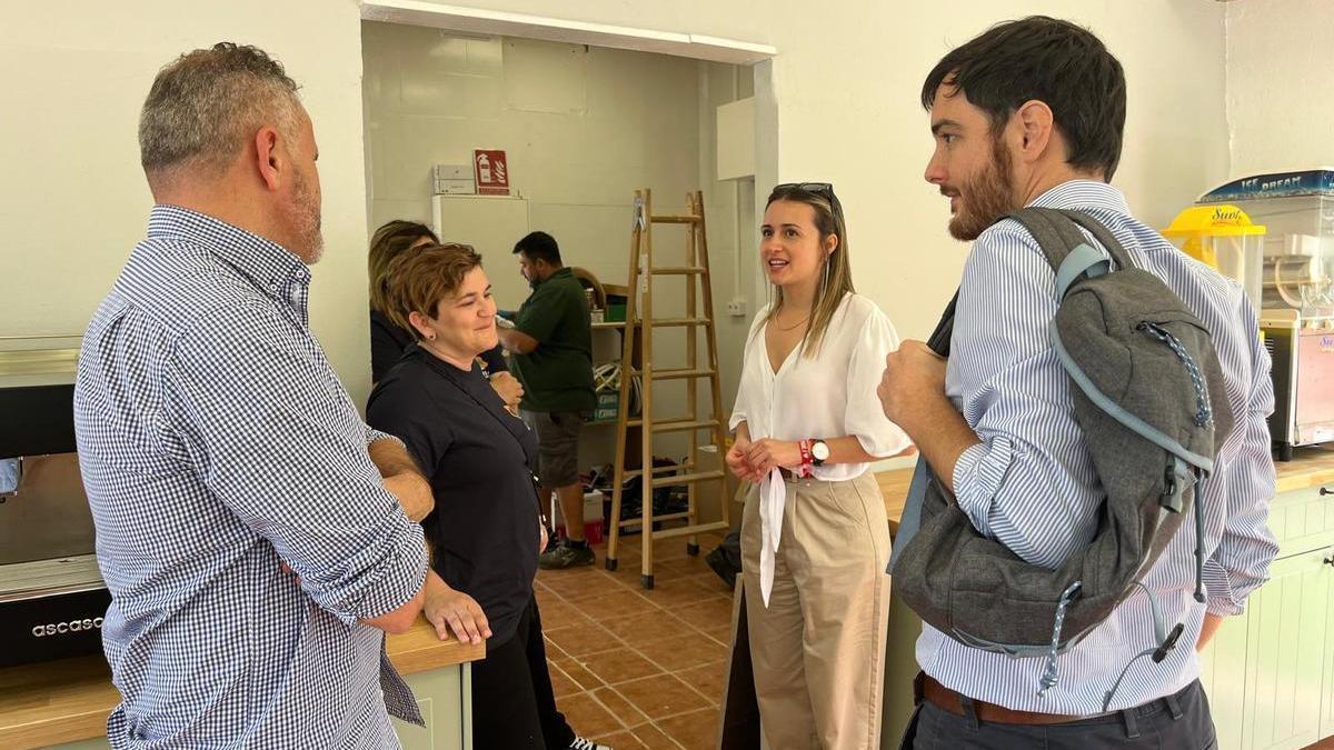 La alcaldesa de la Vall d’Uixó, Tania Baños, acude a la apertura de este nuevo espacio para el municipio.