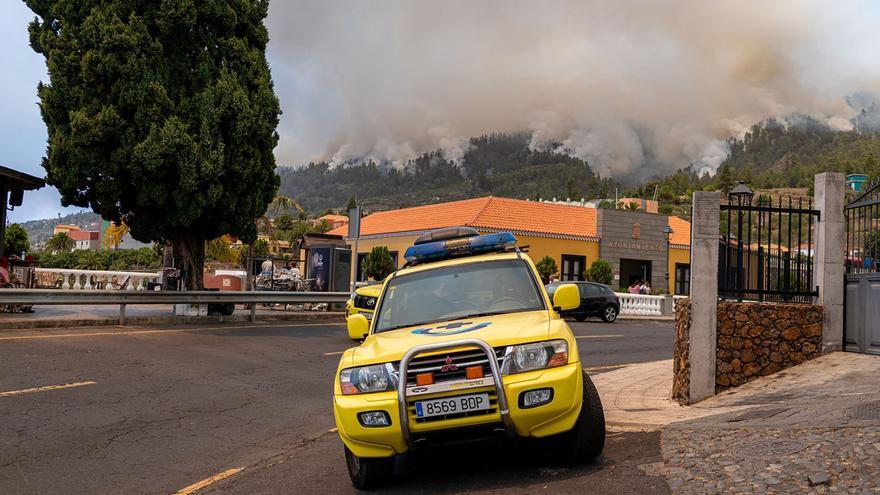 Un vehículo de las brigadas de refuerzo en las tareas de coordinación de un incendio forestal en La Palma.