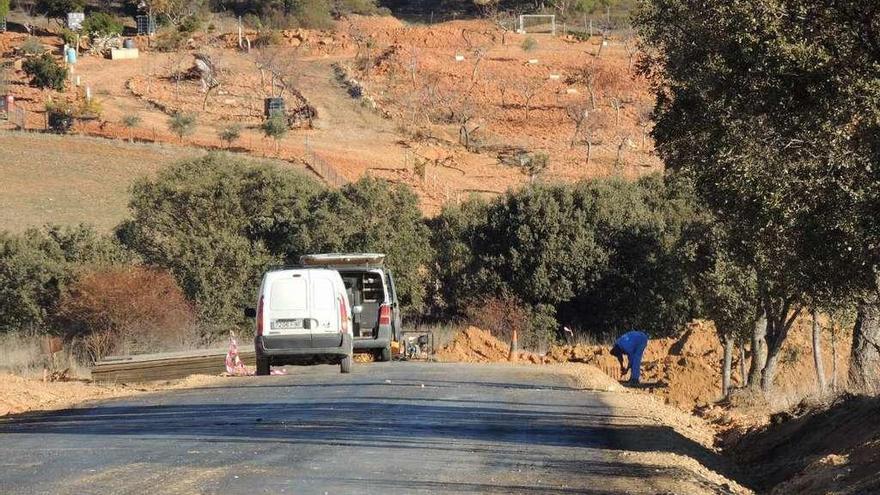 Operarios construyen un pontón en el camino de San Pedro de la Viña a Fuente Encalada.