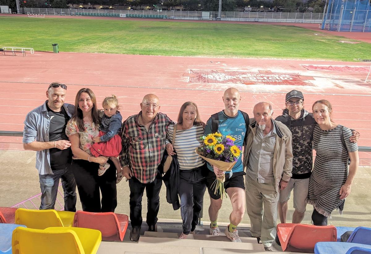 José Emilio Bellido junto a sus familiares.