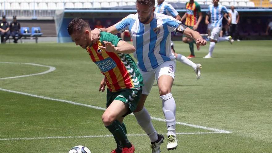 Alberto López encima a un rival durante un partido con el Atlético Malagueño.