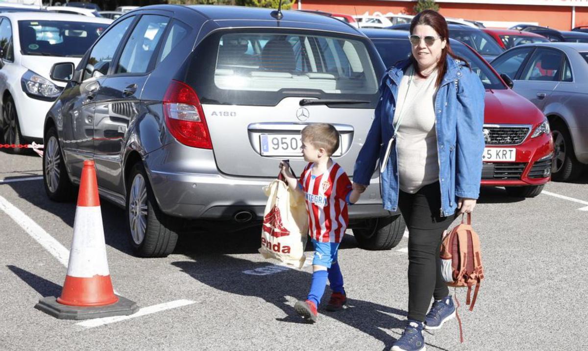 Emma Martínez, ayer, junto a su hijo Mario Alegría. | Ángel González